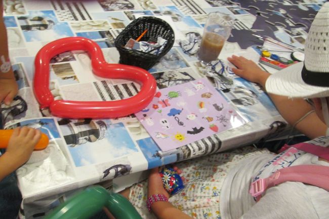 この見本から好きなのを選ぶ<br /><br />ちなみにコップに入ってるのはアイスコーヒー…ではなく<br />お姉さんの筆洗い水<br />間違えて飲まないでね