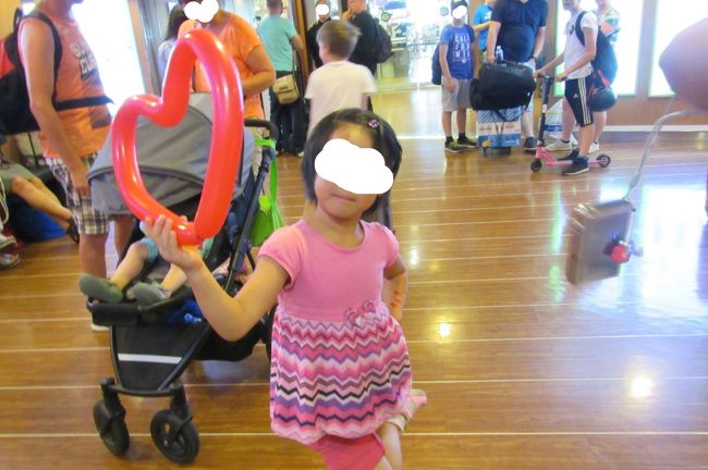 ハートバルーンがお気に入りの次女はポーズ！<br />飛行機だと風船無理だから<br />船ならではのサービスだね