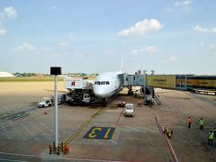 そんなプチイライラもやり過ごして飛行機は定刻より少し早くプノンペンに到着。
出発の遅延も巻き返しました。
ANAｻﾝ ( ´∀｀)b ｸﾞｯｼﾞｮﾌﾞ
