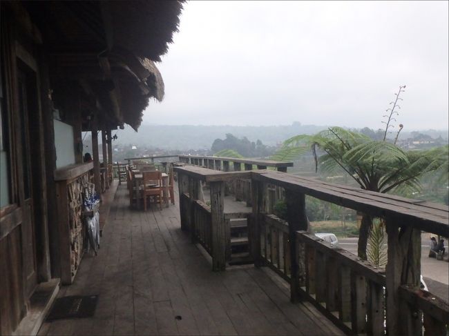 駐車場の一帯にも絶景レストランやカフェなどがあります。<br /><br />ここで、帰る前にトイレだけ借りました。