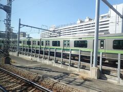 横浜駅ではＪＲ横浜線電車と並びます。
