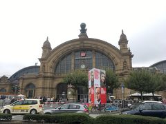 フランクフルト中央駅の正面です．大きいです．
