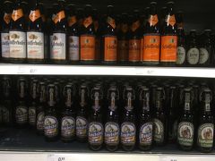 下見が終わり，フランクフルト空港内にあるスーパーマーケットへ立ち寄りました．
夕食とお土産の買い出しです．さすが本場ドイツでビールの棚が充実しています．どれも飲んでみたいものばかりです．