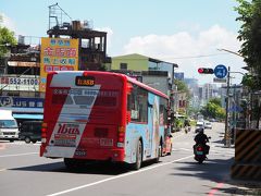 （紅35バス）果貿社區 → 蓮池潭　12元

バスで7-8分・・・13時すぎ、蓮池潭バス停で降りる。