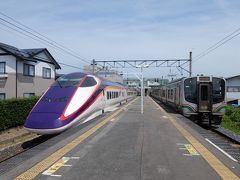 仙台から1時間ほどで羽前千歳駅に到着、乗り換え。
右がここまで乗ってきた仙山線山形行き。
左が通過していく新庄行きの「つばさ」。
新幹線を追うようにこの後の普通列車で新庄へ向かいます。