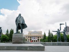 そしていまどきなかなか見かけない巨大なレーニン像の向こうにはロシアでボリショイ劇場についで大きいノヴォシビルスク劇場がある。