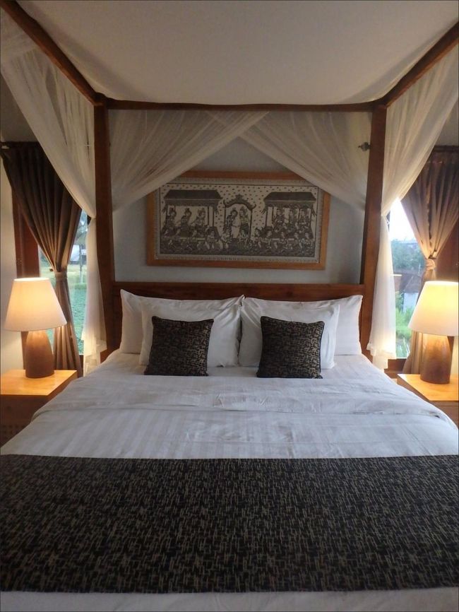 １階のお部屋のベッドとは、クッションやフットスローなどのファブリックが色違いですね。<br />あとは全く同じ。どちらも本当に素敵です。<br /><br />ひとまず今夜はここで寝て、明日の夜は下のお部屋で寝てみようかな。(^_^)