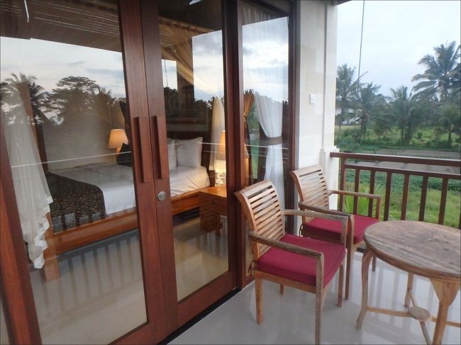 夕方の風に吹かれながら<br /><br />この涼しいテラスで