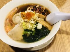 ここ。
道産子なので海鮮ラーメンなんて邪道と思ってたけど、とうとう食べてしまった。。。
麺も硬めに茹でてて、最後までおいしく食べれた。

Ｇcafeも、函館新聞本社も、函館 蔦屋書店も、アリーナもetc･･･。
まだまだ行きたいとこあったけど、今度また行こう。vol.4やるっ！って言ってたし。