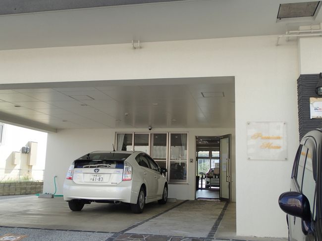 路線バスは国際通りを経由して、北谷町に到着。乗る時に運転手さんに「”桑江”に停まりますよね？」って確認したら、着いた時に教えてくださいました。運転手さん、ご親切にありがとう。<br />今日から3泊するのは、ＭＲ．Ｋｉｎｊｏ　プレミアムホーム　ｉｎ　北谷Ⅰです。地図で見ると、バス停の前って感じなのですが、那覇方面から来ると、国道の反対側で降りることになります。そして、ちょうど信号と信号の間です。どっちの信号が近いのか、わからないぐらい、真ん中ですね。<br />間違っても、横断歩道のない道路を渡ろうなんて、思ってはいけません。<br />