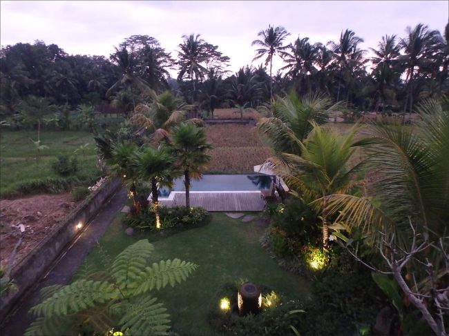 ゆっくりと<br /><br />薄紫色に暮れてゆく空を眺めているのは<br /><br />何より贅沢な時間<br /><br />いつまでもずーっとここで 眺めていたくなりますが