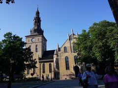 ●オスロ大聖堂＠カールヨハン通り界隈

街中の大聖堂。
オスロ大聖堂です。
1697年に創建されたノルウェー国教ルーテル派の総本山です。19世紀半ばに2度の大修復をしました。