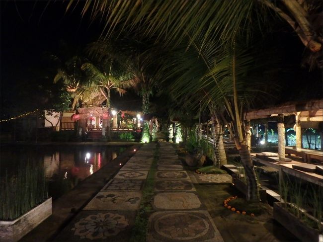 わぁー、入口からなんだかとてもすごい。<br /><br />エキゾチックで素敵な雰囲気のところでワクワクします。