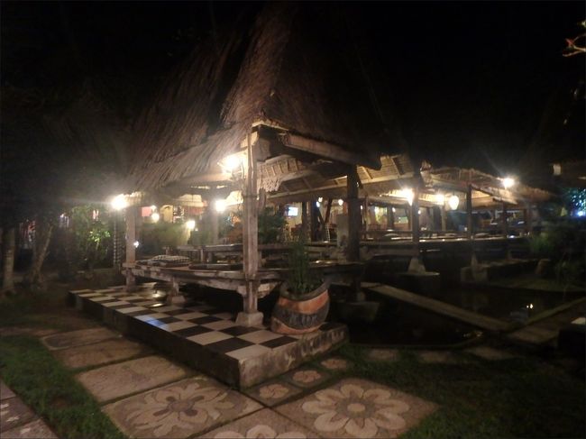 ガゼボはいろんな大きさとスタイルのものがあるので、好みで選べるのですが、