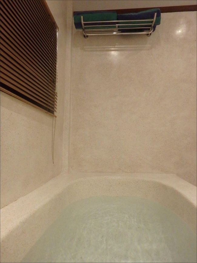 お風呂を溜めて入りましたが<br /><br />巨大なバスタブでお湯が溜まるまでけっこう時間かかりました。溜まるまでにお湯はやっぱりぬるくなってしまいます。。まあ仕方ないね。バリだから。(^_^;<br /><br />これまでに、お湯をどれだけ出しててもぬるくならなかったのは、去年泊まったアンドン通りのほうの「Villa Gusuku」（日本人がオーナー）だけですね、今のところは・・