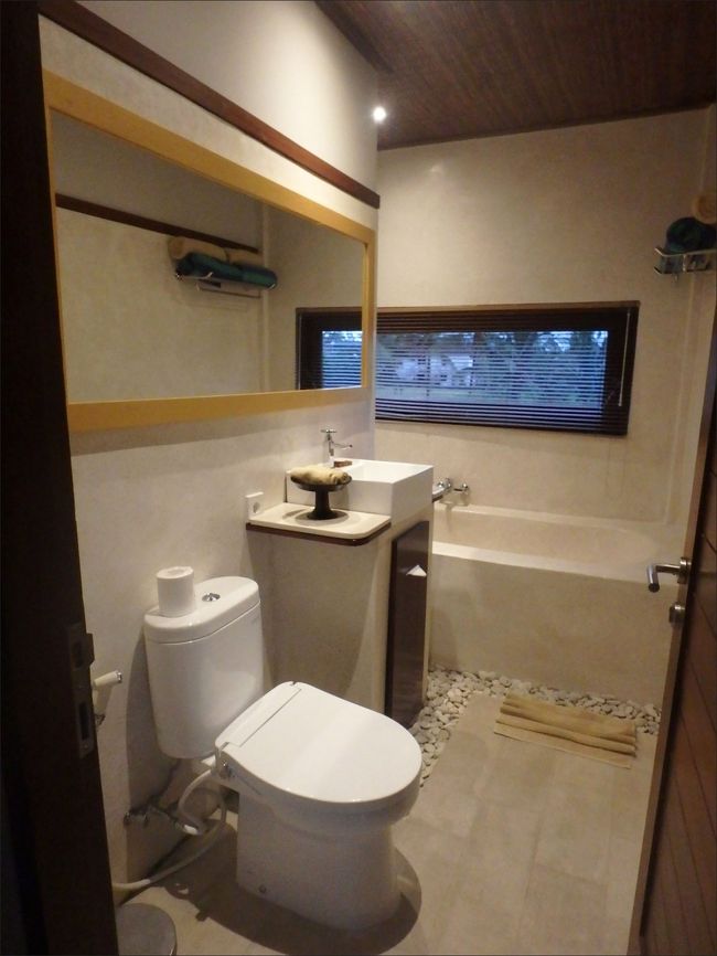 バスルームの造りだけが、上と下とで少し違う感じ。<br /><br />１階は、洗面所を隔てて手前と奥に、それぞれ独立したバスタブとシャワーブースがありましたが、<br /><br />こちらの２階は、手前にトイレと洗面所があって、