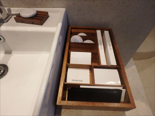 アメニティはこの蓋付き木箱の中に。