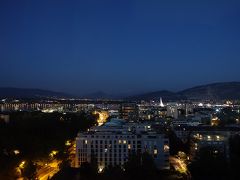 部屋に戻り、日が暮れたばかりの最後のレマン湖の夜景（夕景）。