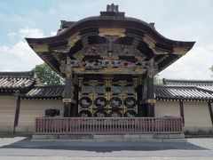 そして書院と向かい合って構えるのは国宝の唐門。
桃山時代の伏見城の遺構といわれている代物。