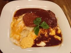 牛タンはトロトロに煮込まれていてスプーンで簡単に切れます。
中のライスはチキンライスではなくてバターライスですが、お肉やソースと絡んでとても美味しかったです。
朝起きてから何も食べてなかったので、夢中で食べてしまいました。

さて、食べ終わったら長居は申し訳ないのですぐお店を出ます。
なんせこちらの『チャモロ』さん、月曜から木曜は営業時間が12時から14時半までと大変短いのです。

-----------------------------------------------------------------------------
【店名】チャモロ
【営業時間】月ー木曜日　12：00～14：30
　　　　　　金・土曜日　12：00～14：30　/　19：00～22：30
【住所】〒150-0022 東京都渋谷区恵比寿南1丁目2－8　雨宮ビルB1F
【アクセス】JR山手線・埼京線「恵比寿」駅より徒歩5分
　　　　　　東京メトロ日比谷線「恵比寿」駅より徒歩１分
【ひとりでも入りやすい度】★★★☆☆
 (テーブル席のみですが、オープン直後がねらい目かも。)
-----------------------------------------------------------------------------