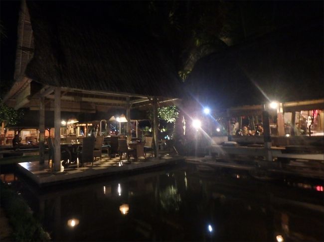 このレストランは、四方を田んぼで囲まれたど真ん中に池（水田）が造られていて、<br /><br />その水上に浮いている（ように見える）ガゼボの中で食事が出来るというスタイルが観光客に人気のようです。