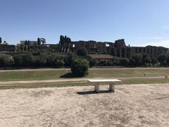 真実の口を見た後は今日のメイン観光地へ向かうため、地下鉄B線のチルコ・マッシモ（Circo Massimo）駅へ徒歩で向かいます。

途中、ローマ時代最大の円形闘技場跡である「チルコ・マッシモ」と奥に「パラティーノの丘」を見ながら歩いていきます。

この辺り、ランニングしている人がいたり、のどかで開放的ないい雰囲気☆

サンタ・マリア・イン・コスメディン教会からチルコ・マッシモ駅までは徒歩で10分程度でした。