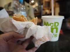 フランクフルト中央駅でごはん。疲れてしまって、マックでごはん。(笑)