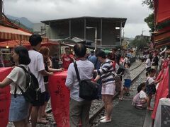 九份から十分のタクシー移動中、どんどんと雲行きが怪しくなりついに雨。

そこからは降ったりやんだりを繰り返したどよーんとした空に。

せっかく来たんだから、天燈あげるとき晴れてほしい！