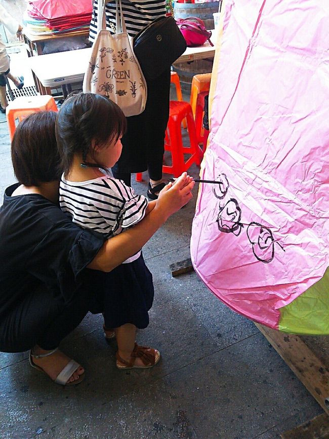 適当に空いてたお店のばあちゃんにお願いして4色の天燈を購入。<br /><br />200元(約750円)<br /><br />ちびっこも絵を描きました♡