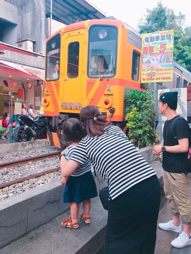 すれすれの所を走る平渓線。<br /><br />日本なら完全アウトだけど、電車が通ったあとに線路に出て天燈をあげるんです。<br /><br />電車も1時間に1本ぐらいなので、結構な時間線路にいても大丈夫です。