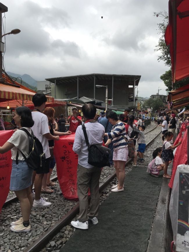 九份から十分のタクシー移動中、どんどんと雲行きが怪しくなりついに雨。<br /><br />そこからは降ったりやんだりを繰り返したどよーんとした空に。<br /><br />せっかく来たんだから、天燈あげるとき晴れてほしい！