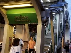 19時前、プラカノン駅に到着です。エカマイの次の駅で、エカマイまで歩いても10分かかりません。
サメット行きが決まり、初日泊をバンコクにするかパタヤにするかで少し迷いました。パタヤ→ラヨーン→バーンぺーみたいな旅程も楽しそうだなと。でもスクートの遅延が不安だったので、初日のパタヤ行きは候補外に。