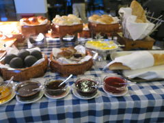 宿泊先のホテルでバイキング形式の朝ご飯