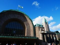 ヘルシンキ中央駅　1919年建造

ナショナル・ロマンティシズムという様式だそうです。左右には、ランプを持った石像が2体ずつ立っています。

旅行直前にスメタナの「モルダウ」を聞いていたからか、曲が頭から離れない・・・。チェコの曲ですが、なんだかヘルシンキの街並みにも合うんですもん。