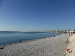 地中海。
ちなみにニースの海岸は、砂浜ではなく小石浜（笑）。
10月も終わりですが、まだギリギリ泳げるようです。