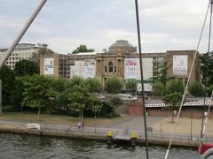 対岸に渡る歩行者専用橋の上からシュテーデル美術館を撮影