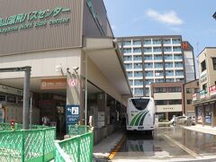 高山駅前の「高山濃飛バスセンター」

ここから上高地行きのバス（正確には平湯行き）に乗る。
ところが、ここに来るまでに想定外の事態が。
富山－高山はＪＲで移動するつもりだったが、7月の豪雨災害で一部区間が不通のまま。
こりゃマズイ！というわけで、前日の夜に慌てて高速バスを予約。
運良く直行バスがあったから良かったが、なければ途方に暮れる所だった。
そんなわけで前日夜からバタバタし、どうにかこうにか高山に到着したのである。
それで安心したから、と言うわけではないが、今度はスマホをここまで乗ってきたバスに置き忘れるという失態！
バスセンターの係員に事情を説明すると、我々が乗る予定の平湯行バスの運転手が持ってきてくれることになった。
こうして間一髪、バスセンターと富山電鉄、濃飛バスの連携のおかげで事なきを得た。

いやはや、スタート直後から波乱の幕開け･･･