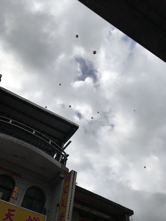 空にはたくさんの天燈が。<br /><br />お願い事かないますように。