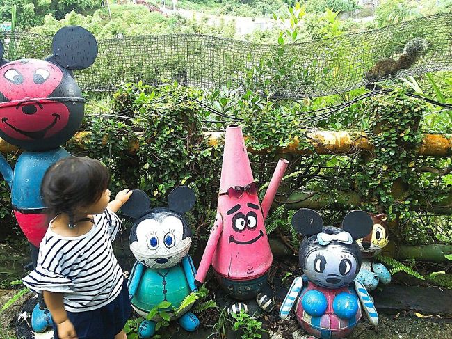 カフェの中庭？は子供心をくすぐる感じのキャラクターとか、リス？鳥、鯉がいる池なんかもあって、ちびっこは楽しそうでした。