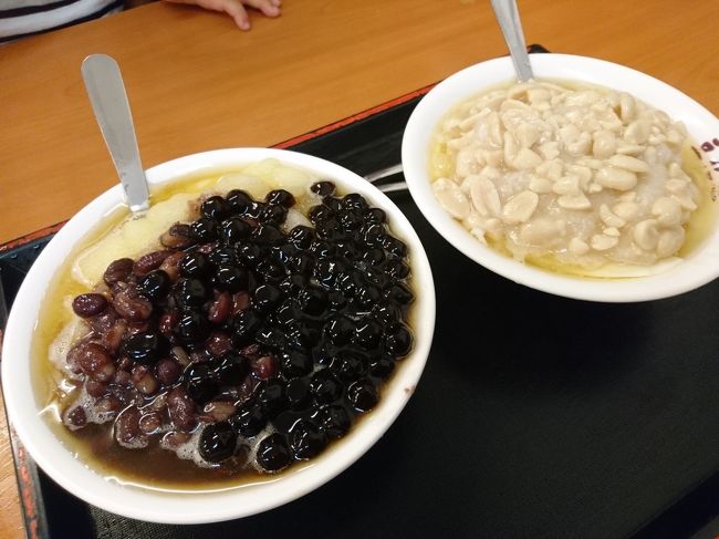 お腹が満たされてるけど、台湾に来てここに行かずに帰るなんてありえない！<br /><br />大好きなお店！豆花荘に来ました。<br /><br />新光三越(南西店)→豆花荘《タクシー》95元(約357円)<br /><br />ここではいつもメモに頼みたいものを書いてお兄さんに見せます。(日本語の写真メニューあります)<br /><br />私はメモに<br /><br />冰    内用<br />花生豆花  1<br />紅豆豆花 加 粉圓  1<br /><br />と書いて見せました～<br /><br />冰は冷たい豆花で、内用はイートインの意味です。<br />(持ち帰りなら外帯)<br /><br />大好きなピーナッツの豆花と、<br />小豆の豆花にタピオカトッピングしました。<br /><br /><br />花生豆花 45元(169円)<br />紅豆豆花 45元(169円)<br />トッピング 10元(約38円)<br />