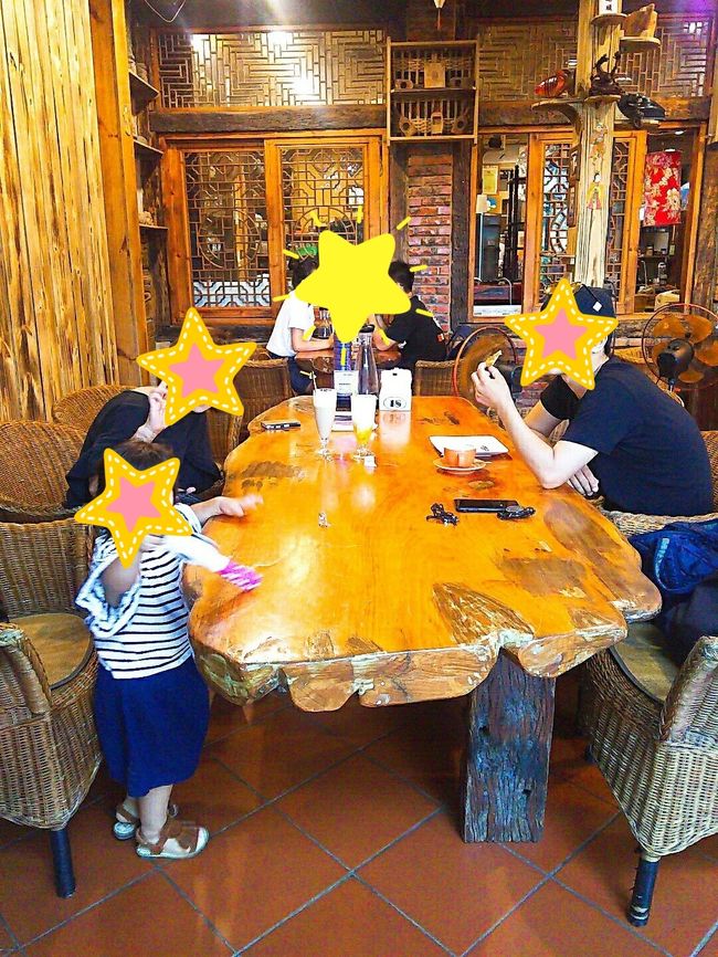 こーんな広い席でダラダラしました。<br /><br /><br />電車の時間が来たのでホームに向かうともうすごい人。<br /><br />もちろんぎゅうぎゅうで座れなかったです。<br /><br />十分→瑞芳《平渓線》19元(約72円)<br />※30分くらい乗りました。<br /><br />瑞芳で乗り換え<br /><br />瑞芳→台北《台鉄TRA》悠遊カード割引で44元(約165円)<br /><br />乗り換えてからももちろんいっぱいでしたが、車両が多かったので満員電車並みからは脱出。<br /><br />ちょうど乗ったところに杖ついたじいちゃんと、そのじいちゃんよりは若そうだけどばあちゃんぽい人2人の3人組がいたんです。<br /><br />2人がけの座席には若いカップルが何かを食べながら座ってました。<br /><br />そしたらそのばあちゃんがその若いカップルに何か言ったんです。<br /><br />急いで立ち上がる若いカップル。<br /><br />ああ、じいちゃん座らせて、ばあちゃん2人のうちどっちか1人座るんかな……と思ったら、とりあえずじいちゃんを座らせて、ばあちゃんが私たちの方へ来たんです。<br /><br />え？と思っていたら、Aちゃんがちびっこを抱っこしていたんですが、座れとジェスチャーしてくれました。<br /><br />めっちゃ優しい～♡<br /><br />じいちゃんは杖ついてるくらいだから座ってほしいなって思うけど、ばあちゃんだって自分の親よりはだいぶ上だし普段譲られる側だと思うし、別に座ってたってまわりからは何も思われないだろうに……台北まで50分くらい乗るんですよ。<br /><br />そんな状況でも子供連れの私たちに席を譲ってくれる優しさ。<br /><br />ほんとに台湾って子連れに優しい国だと思う。<br /><br />タクシーの運転手さんも降りるときにちびっこがバイバイシェーシェーって言うとニッコニコでバイバイって言ってくれる人ばっかりだったし、<br /><br />この隣のじいちゃんも降りるときに挨拶したらニコニコで握手もしてくれてバイバイって手も降ってくれて♡<br />あー帰りの電車はかなり疲れたけど、最後で癒されました。