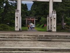 この日は雨が降ったり止んだりのイマイチな天気。

でも、岩木山神社には結構な参拝客がいて、駐車場が満杯です。