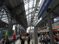 列車に揺れてフランクフルト中央駅に到着。