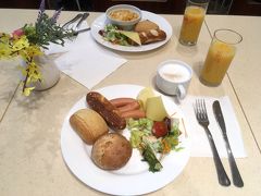 フランクフルト東横インの朝食，今回の旅行で最後の朝食です．まぁ質素なメニューで選択肢は少ないのですが，私たちにとっては十分でした．