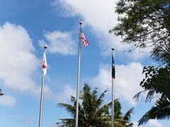 湾に向かって日本、アメリカ、グアムの国旗並んでいます。