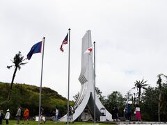 合掌をデザイン化した慰霊塔。
米軍に追い詰められた日本軍司令部はここで玉砕したそうです。