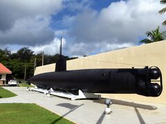 太平洋戦争記念館。旧日本軍の2人乗り特殊潜航艇が展示されています。
