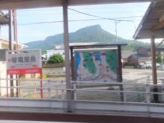 瓦町駅で志度線に乗り換える。志度線のホームは少し離れている。途中で源平合戦で有名な屋島が見えた。