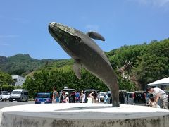 二見港船客待合所の横に立つクジラのモニュメント。