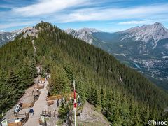 サルファー山の頂上展望台から。山頂は2285m。天気に恵まれ、カナディアンロッキーの山々がよく見えます。向かいに見えるのはサンソン・ピーク。頂上に１９０３年当時の気象観測所が再現されています。